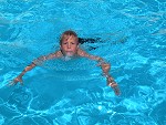 Mattias lærer å svømme